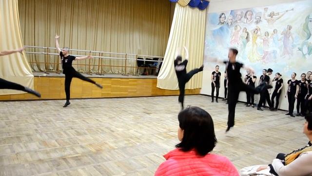 КЛАССИЧЕСКИЕ ПРЫЖКИ В ПРОДВИЖЕНИИ на открытом занятии в Народном ансамбле танца РАДОСТЬ, г. Дн-ск смотреть онлайн