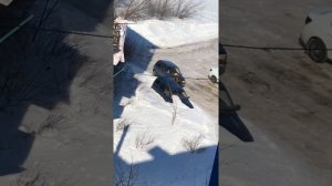 Бабка толкает машину