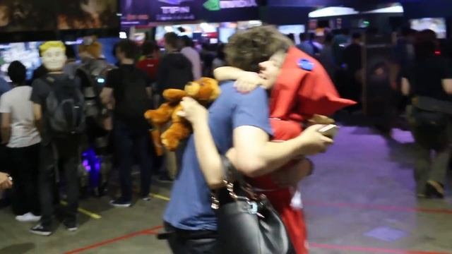 Drunk Man Children Shout "CHEF" at People смотреть онлайн