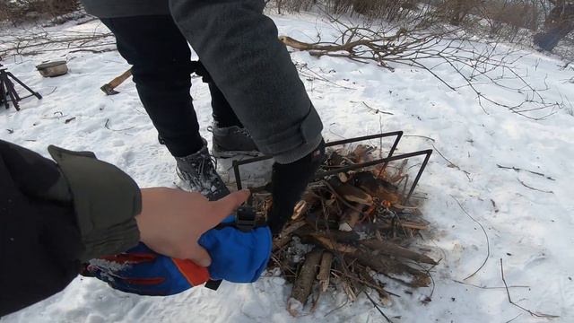 Выживание 24 часа в лесу с костром  Упал в ледяную воду!