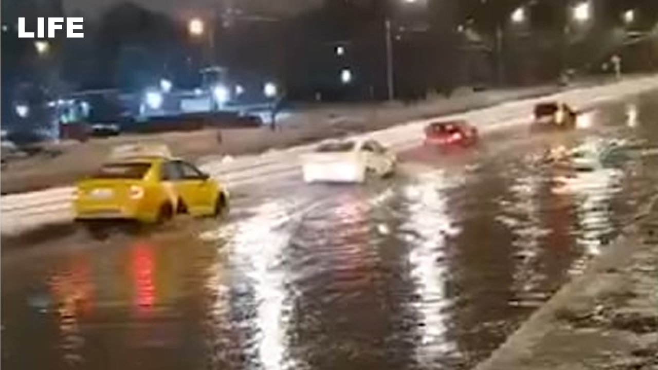 Москву заливают 