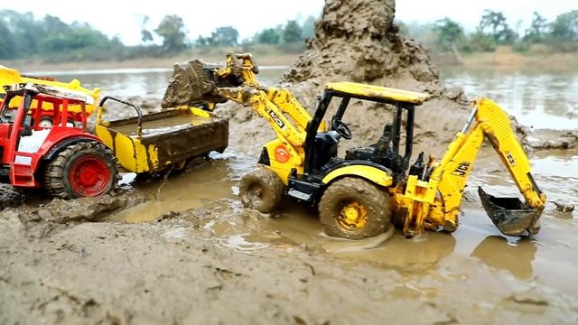 Два экскаватора разгружают грязевую кучу смотреть онлайн