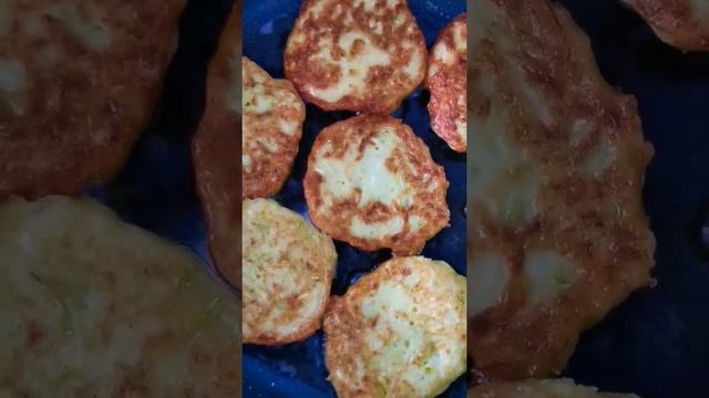 Вкуснючие оладьи из кабачков: яйцо, средний кабачок, 2 ложки муки, соль и специи. смотреть онлайн