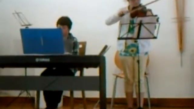 Мелодия скрипки и электронного пианино смотреть онлайн