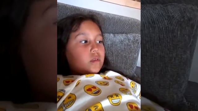 Я лежу на диване/ отель LongBihcHotels смотреть онлайн