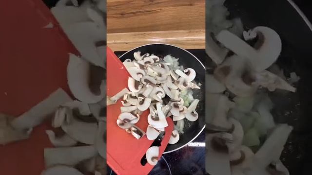 Фрикасе из свинины!-мясо с грибами в соусе из сметаны и сыра смотреть онлайн