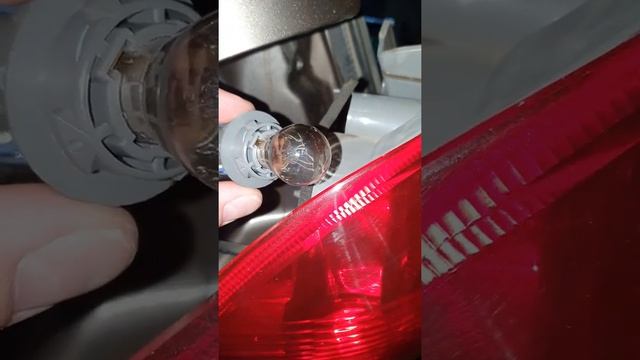 Замена лампы габарита/стоп сигнала на Mitsubishi Pajero Sport II смотреть онлайн