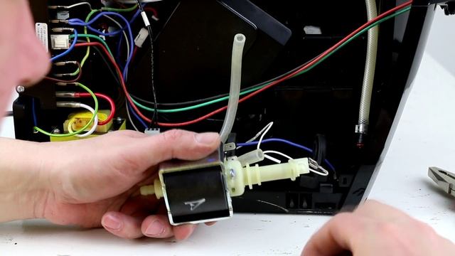 Ersetzen der Elektropumpe Ihrer Kaffeemaschine | Das Ersatzteilecenter.de Verfahren смотреть онлайн