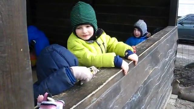 катание на качелях и прогулка смотреть онлайн