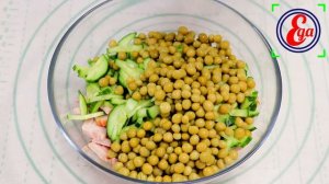 Быстрый салат с зеленым горошком, огурцом и курицей
