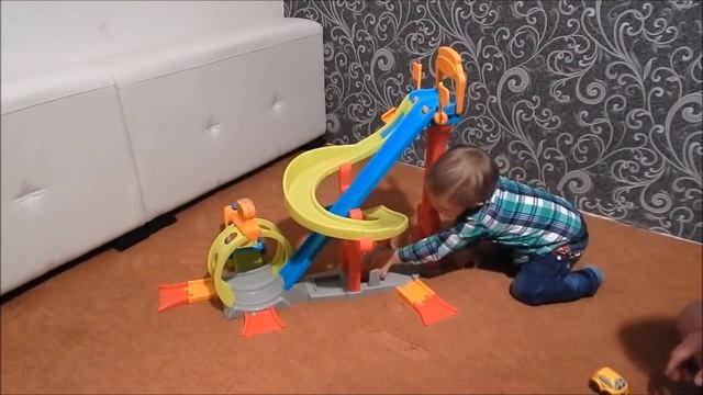 Трек с машинкой гонки обзор игрушки для мальчиков автогонки скоростная трасса smoby Skyway Wheelies смотреть онлайн