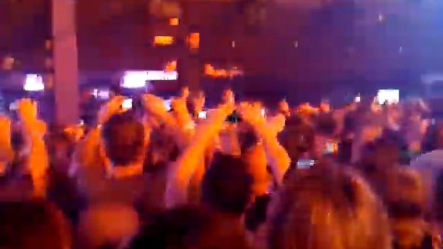 Ricky Wilson crowd surfing смотреть онлайн