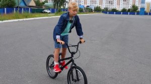 Самый Дешёвый BMX за 500 рублей !  Первоклашка Учит Трюки на БМХ