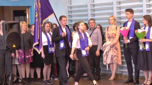 Внос знамени гимназии на торжественной церемонии " Последнего Звонка" смотреть онлайн