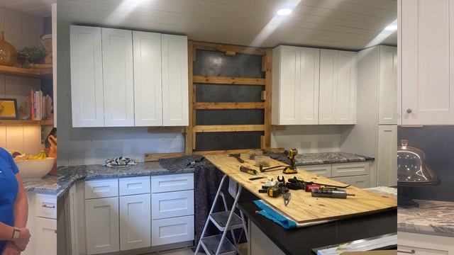 A Metal Kitchen Backsplash? Yes, and it works! смотреть онлайн