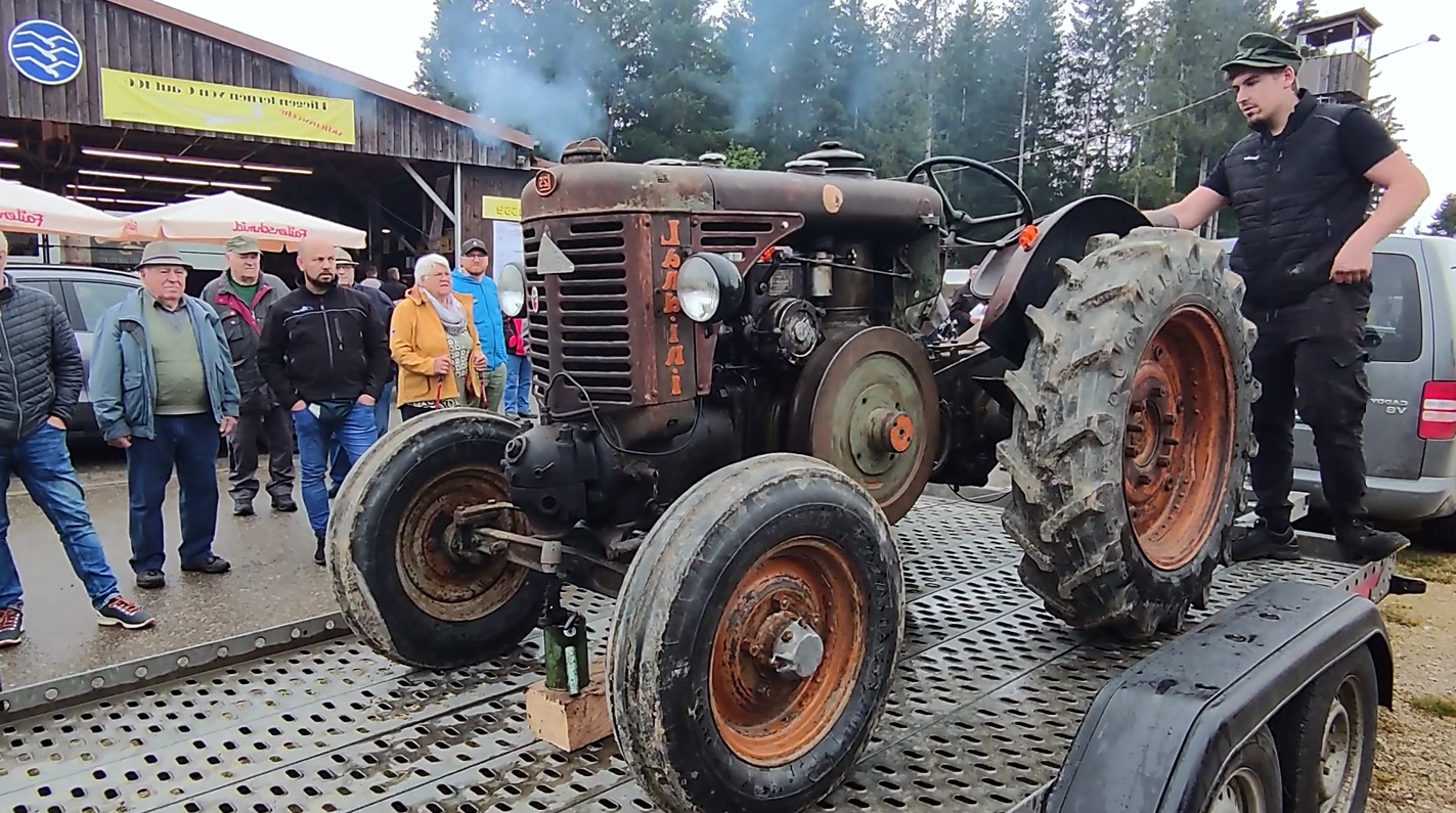 Запуск трактора 1932 года с нефтяным двигателем смотреть онлайн