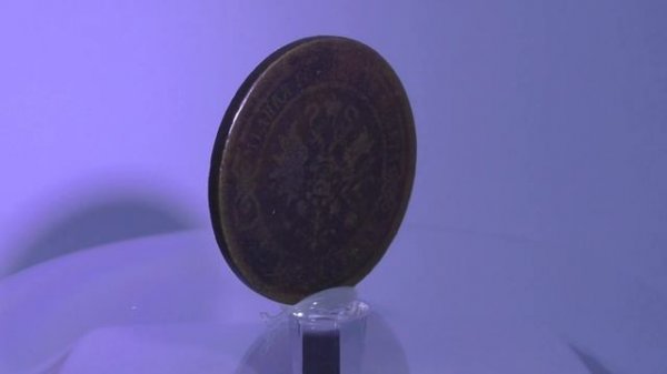 Презентация старинных монет на вращающейся витрине