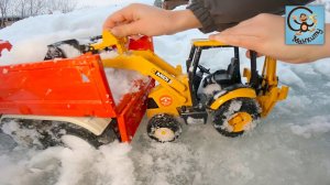 Машинки Игрушки Bruder. Экскаватор, самосвал, погрузчик и снег. Манкиту