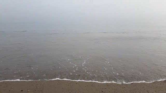 Волны Охотского моря Тихого океана и обволакивающий поверхность воды утренний туман. Красота природ смотреть онлайн