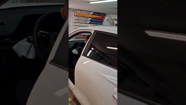 Omoda C5 - забронировали экран мультимедиа матовой полиуретановой плёнкой, тонировка смотреть онлайн