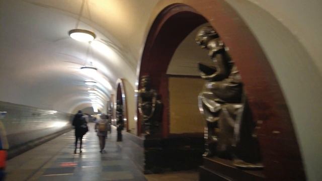 Прогулка по станции метро Площадь Революции. Москва смотреть онлайн