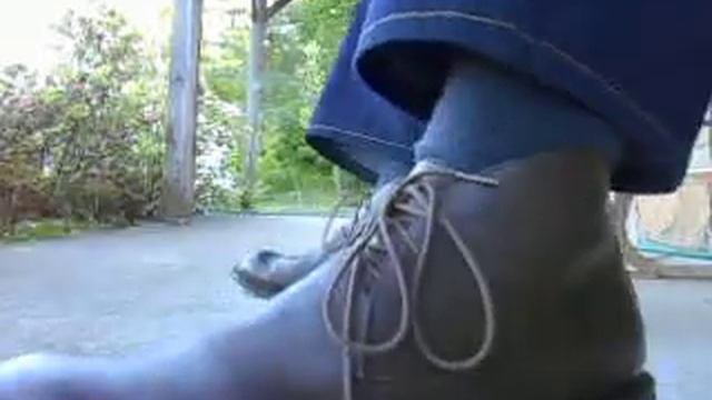 Lounging outside in Mark Nason Skechers chukka boots смотреть онлайн