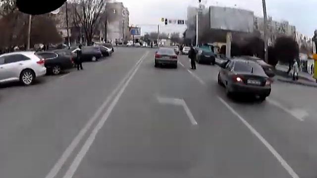 Алматы. Бардак на Жубанова парковка елочкой, пешеходы на дороге. Нет пешеходного перехода смотреть онлайн