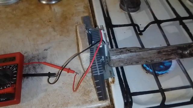 Элемент ПЕЛЬТЬЕ дает ток при нагреве смотреть онлайн