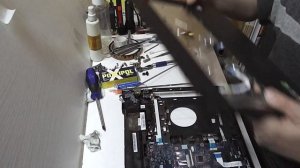 ХИТРЫЙ ремонт крепления петель Ноутбука. Проверенный и Очень Надёжный Способ !!!