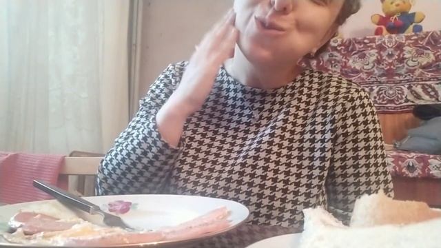 Omlet ??? with sousage, compote, Яичница с молочной колбаской смотреть онлайн