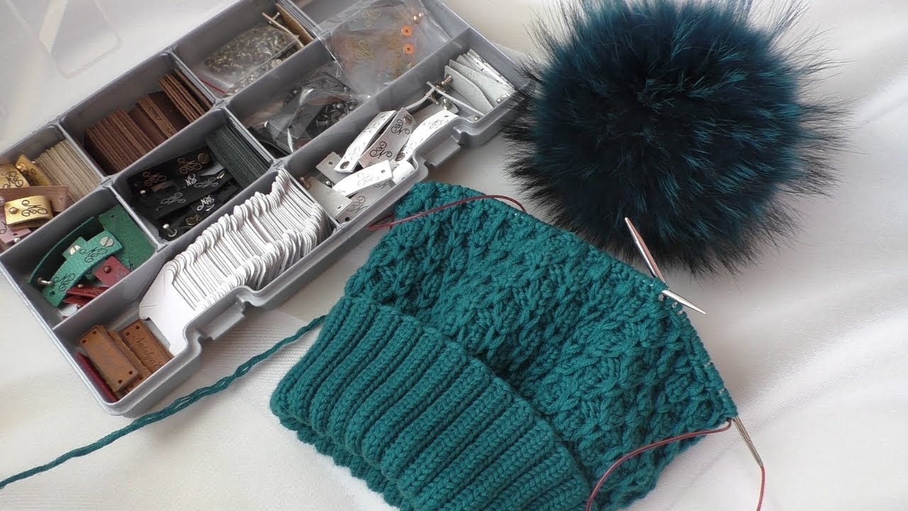 Пора вязать шапки. Кожаные бирки для шапок. Мой уголок для вышивки с новым станком. смотреть онлайн