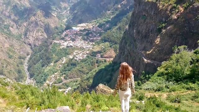 Куррал-даш-Фрейраш, смотровая площадка на деревню (Curral Das Freiras) смотреть онлайн