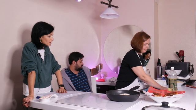 Готовим чебуреки и разбираем отзыв с врачом-акушером Ольгой Матвеевой и психологом Дмитрием Хининым смотреть онлайн