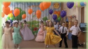 Вход с шарами на выпускном в детском саду