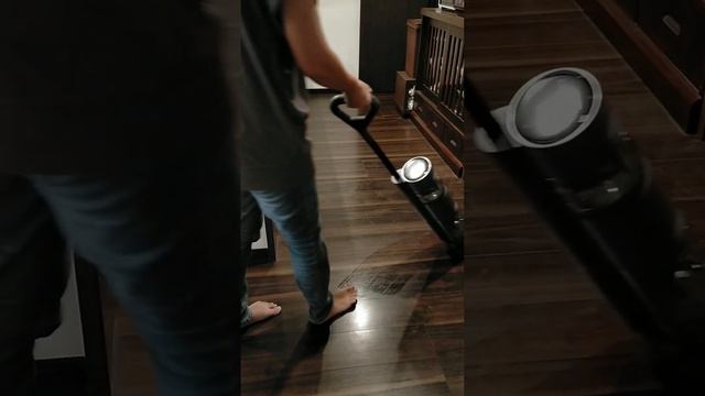 Dreame H12 Coreで廊下やキッチン周りを掃除している様子