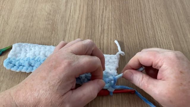 🧶Easy Crochet Chenille Blanket LEFT HANDED #crochet | Crochet Rocks🤘 смотреть онлайн
