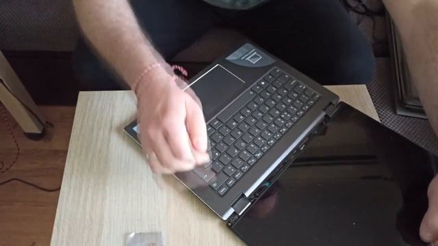 Lenovo YOGA 520 - Разхлабване и ремонт на панта част 1 смотреть онлайн