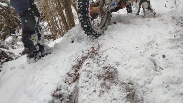 Эндуро покатушки в зимнем лесу. смотреть онлайн