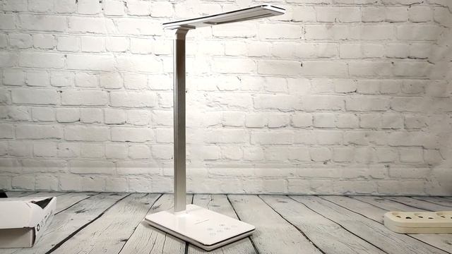 Настольная светодиодная лампа с функцией беспроводной зарядки смотреть онлайн