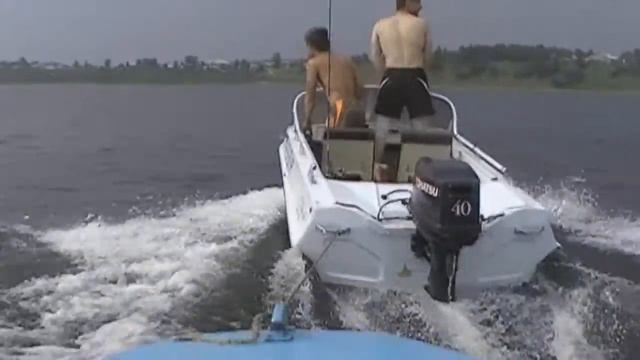 Вася жгёт на лодке. Крутые гонки на воде. смотреть онлайн