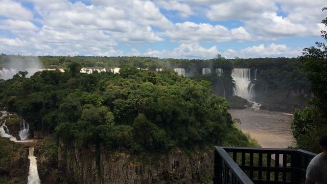 Масштаб водопадов Игуасу вид с Бразилии