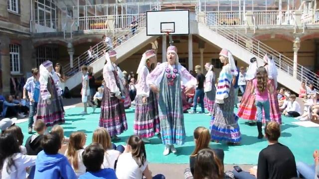 Фольклорный ансамбль "Светлица" выступает во французском колледже смотреть онлайн