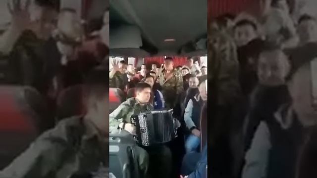 Ребята добровольцы красиво поют в автобусе! смотреть онлайн