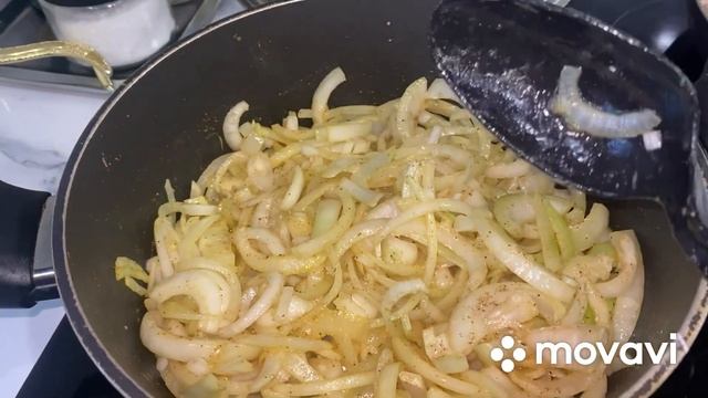 Курица и куриные желудки в луковом соусе смотреть онлайн