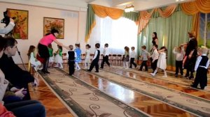 Осень, осень наступила - листья осыпаются