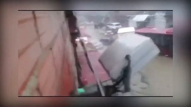 ШОК!!! Наводнение в Венесуэле. Машины с людьми сносит поток воды. смотреть онлайн