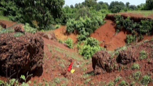 Возим красную глину и прыгаем в воду смотреть онлайн