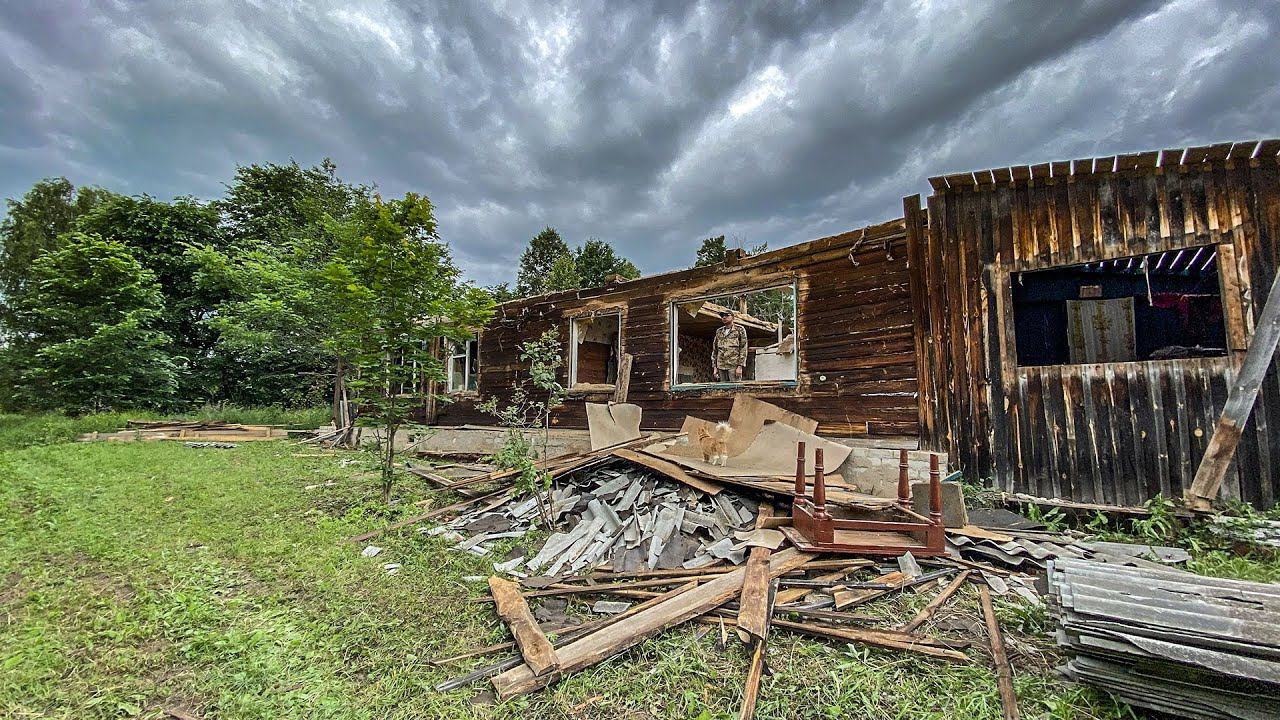 Разбираем огромный заброшенный двухквартирный дом. Получаем хороший стройматериал смотреть онлайн