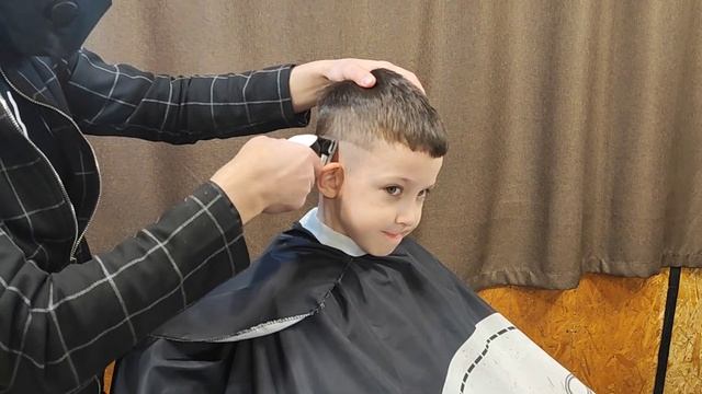 Талантливый барбер.Как стричь мальчика ? обучение по стрижке. стрижка кроп #стрижка смотреть онлайн