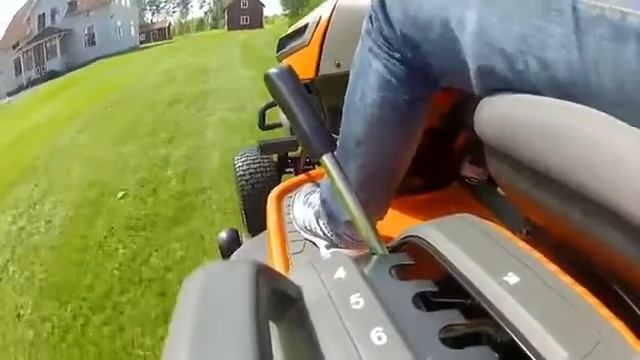 Трактор Husqvarna - установленный на крыле рычаг регулировки высоты стрижки газона смотреть онлайн